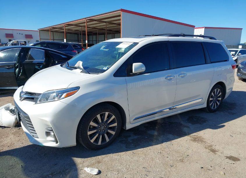 Photo 2 of 2018 Toyota Sienna LIMITED 7 PASSENGER (VIN 5TDYZ3DC4JS937219)