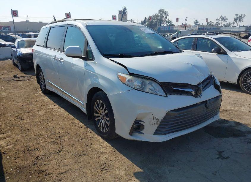 2018 Toyota Sienna XLE/XLE PREMIUM/LIMITED/LIMITED PREMIUM (VIN 5TDYZ3DC4JS937804) main photo