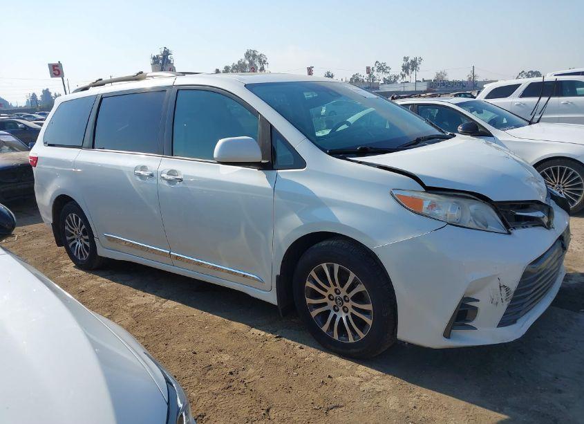 Photo 13 of 2018 Toyota Sienna XLE/XLE PREMIUM/LIMITED/LIMITED PREMIUM (VIN 5TDYZ3DC4JS937804)