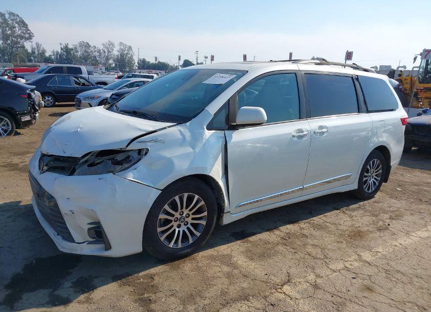 Photo 14 of 2018 Toyota Sienna XLE/XLE PREMIUM/LIMITED/LIMITED PREMIUM (VIN 5TDYZ3DC4JS937804)