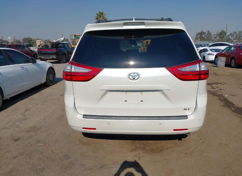 Photo 16 of 2018 Toyota Sienna XLE/XLE PREMIUM/LIMITED/LIMITED PREMIUM (VIN 5TDYZ3DC4JS937804)