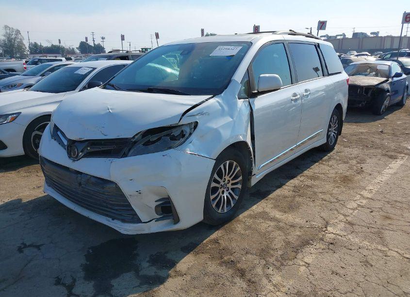 Photo 2 of 2018 Toyota Sienna XLE/XLE PREMIUM/LIMITED/LIMITED PREMIUM (VIN 5TDYZ3DC4JS937804)