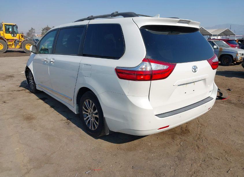 Photo 3 of 2018 Toyota Sienna XLE/XLE PREMIUM/LIMITED/LIMITED PREMIUM (VIN 5TDYZ3DC4JS937804)