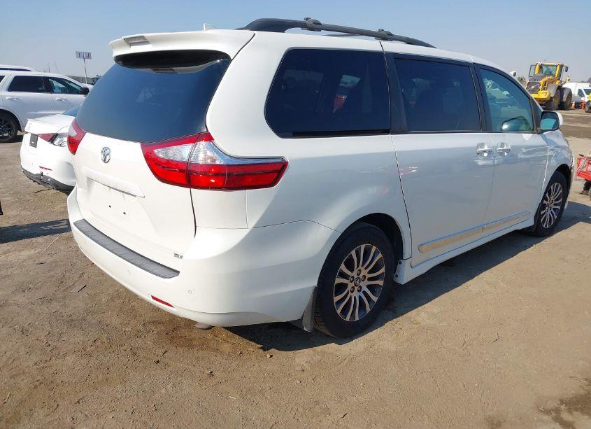 Photo 4 of 2018 Toyota Sienna XLE/XLE PREMIUM/LIMITED/LIMITED PREMIUM (VIN 5TDYZ3DC4JS937804)