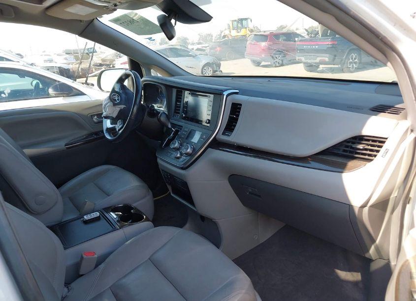 Photo 5 of 2018 Toyota Sienna XLE/XLE PREMIUM/LIMITED/LIMITED PREMIUM (VIN 5TDYZ3DC4JS937804)