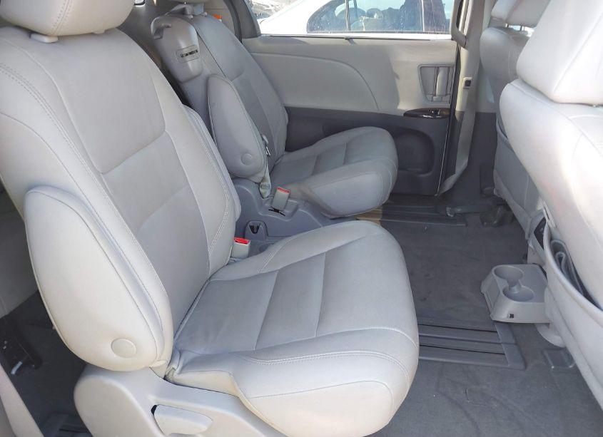 Photo 8 of 2018 Toyota Sienna XLE/XLE PREMIUM/LIMITED/LIMITED PREMIUM (VIN 5TDYZ3DC4JS937804)