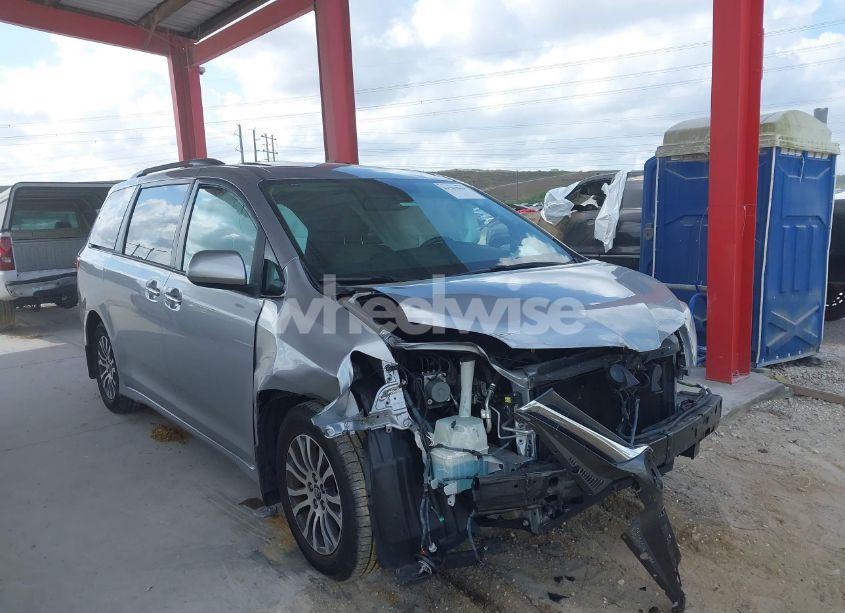 2018 Toyota Sienna XLE/XLE PREMIUM/LIMITED/LIMITED PREMIUM (VIN 5TDYZ3DC4JS941562) main photo