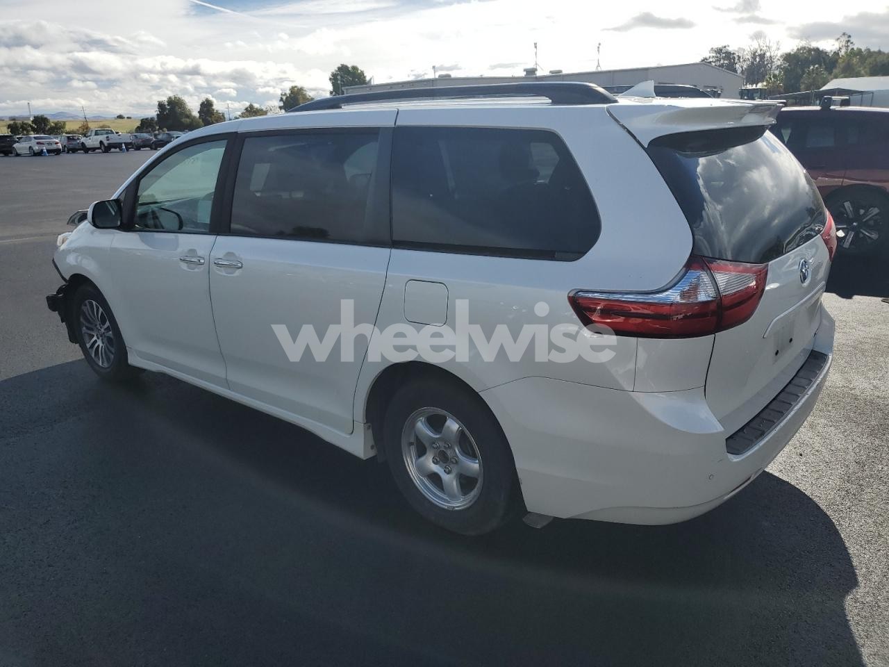Photo 2 of 2018 TOYOTA SIENNA XLE (VIN 5TDYZ3DC4JS955395)