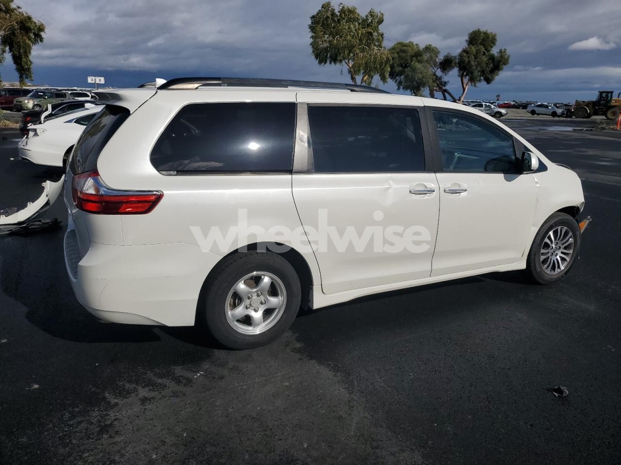 Photo 3 of 2018 TOYOTA SIENNA XLE (VIN 5TDYZ3DC4JS955395)