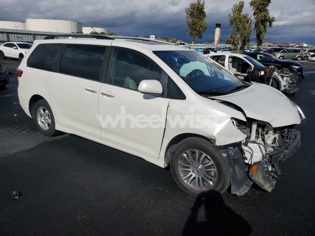 Photo 4 of 2018 TOYOTA SIENNA XLE (VIN 5TDYZ3DC4JS955395)