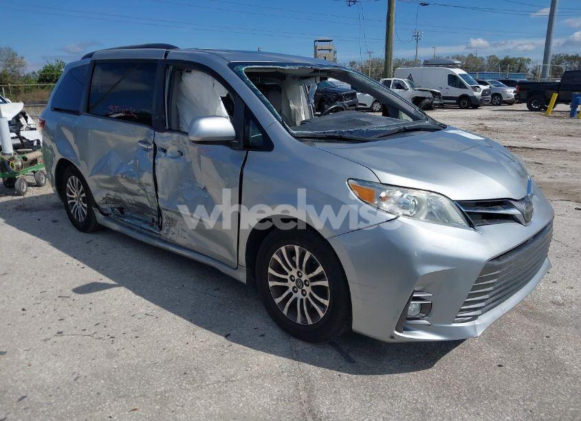 2019 Toyota Sienna XLE 8 PASSENGER (VIN 5TDYZ3DC4KS969752) main photo