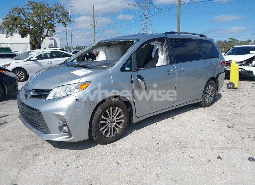 Photo 2 of 2019 Toyota Sienna XLE 8 PASSENGER (VIN 5TDYZ3DC4KS969752)
