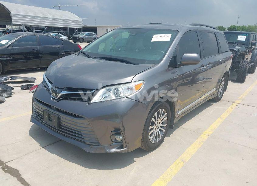 Photo 2 of 2019 Toyota Sienna XLE 8 PASSENGER (VIN 5TDYZ3DC4KS970576)