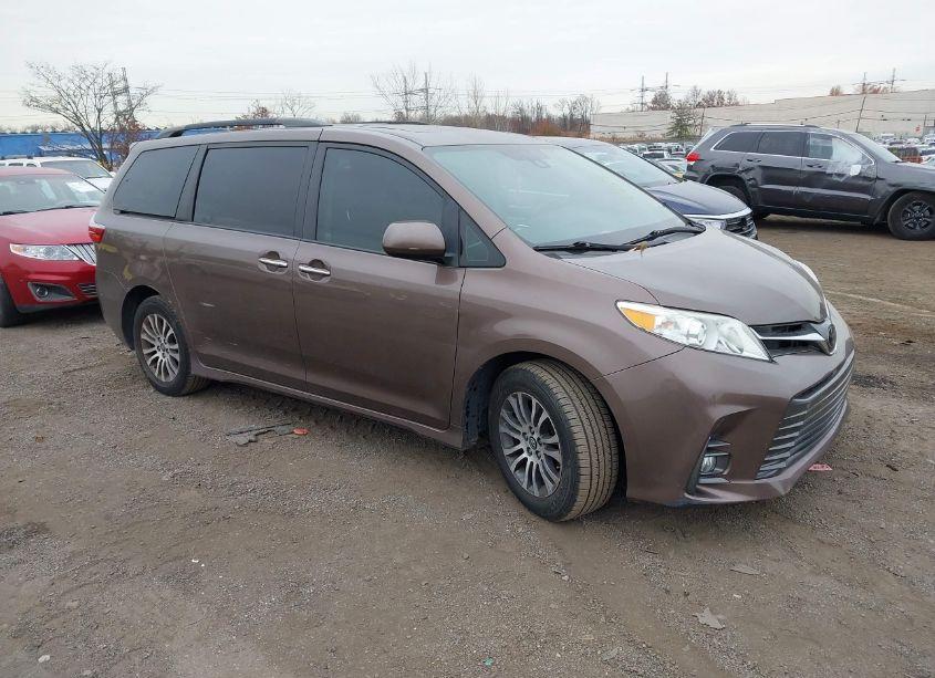 2019 Toyota Sienna XLE 8 PASSENGER (VIN 5TDYZ3DC4KS987264) main photo