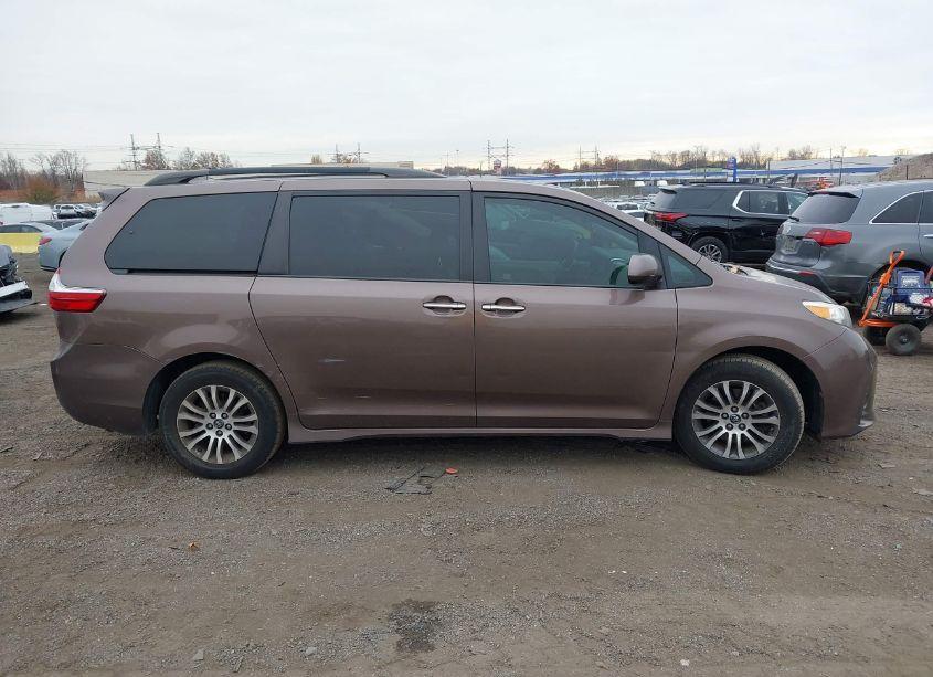Photo 13 of 2019 Toyota Sienna XLE 8 PASSENGER (VIN 5TDYZ3DC4KS987264)