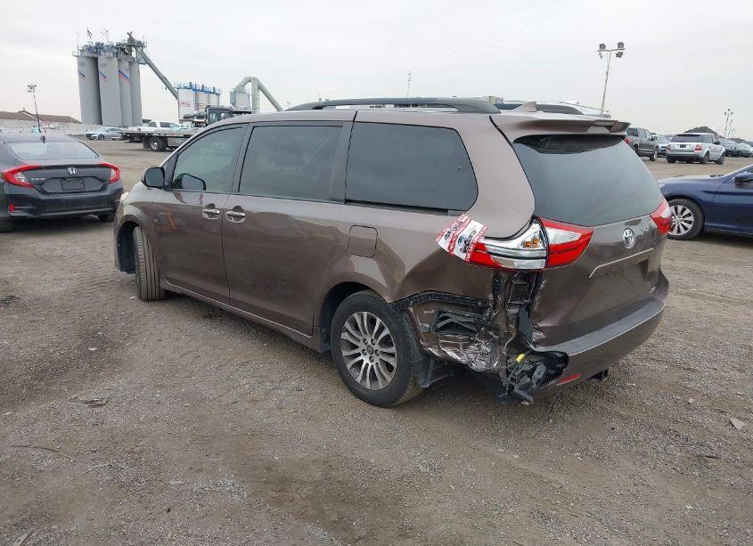 Photo 3 of 2019 Toyota Sienna XLE 8 PASSENGER (VIN 5TDYZ3DC4KS987264)