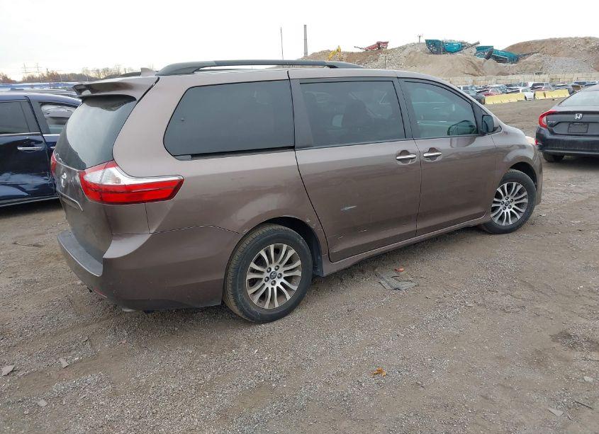 Photo 4 of 2019 Toyota Sienna XLE 8 PASSENGER (VIN 5TDYZ3DC4KS987264)