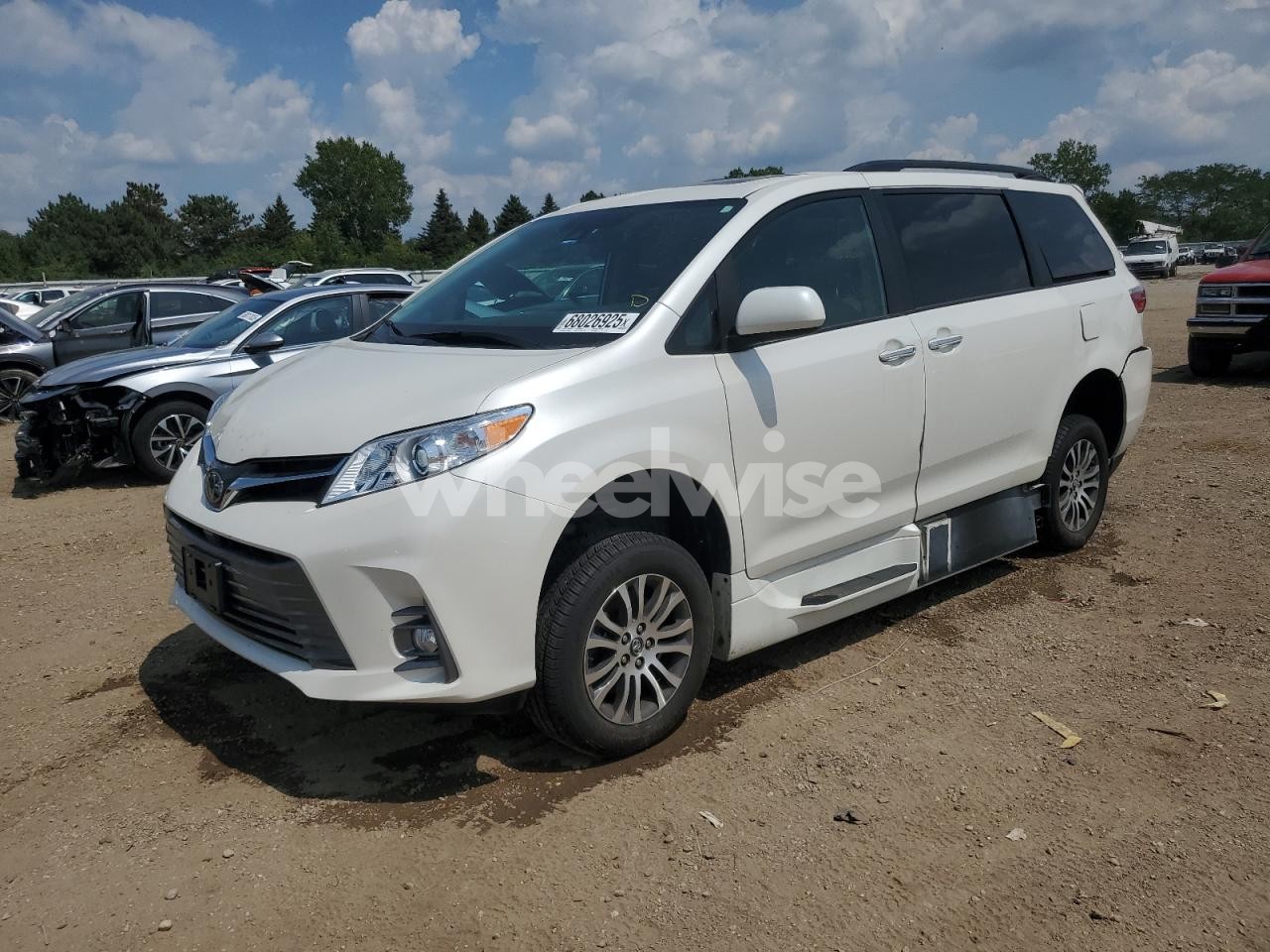 2020 TOYOTA SIENNA XLE (VIN 5TDYZ3DC4LS036693) main photo