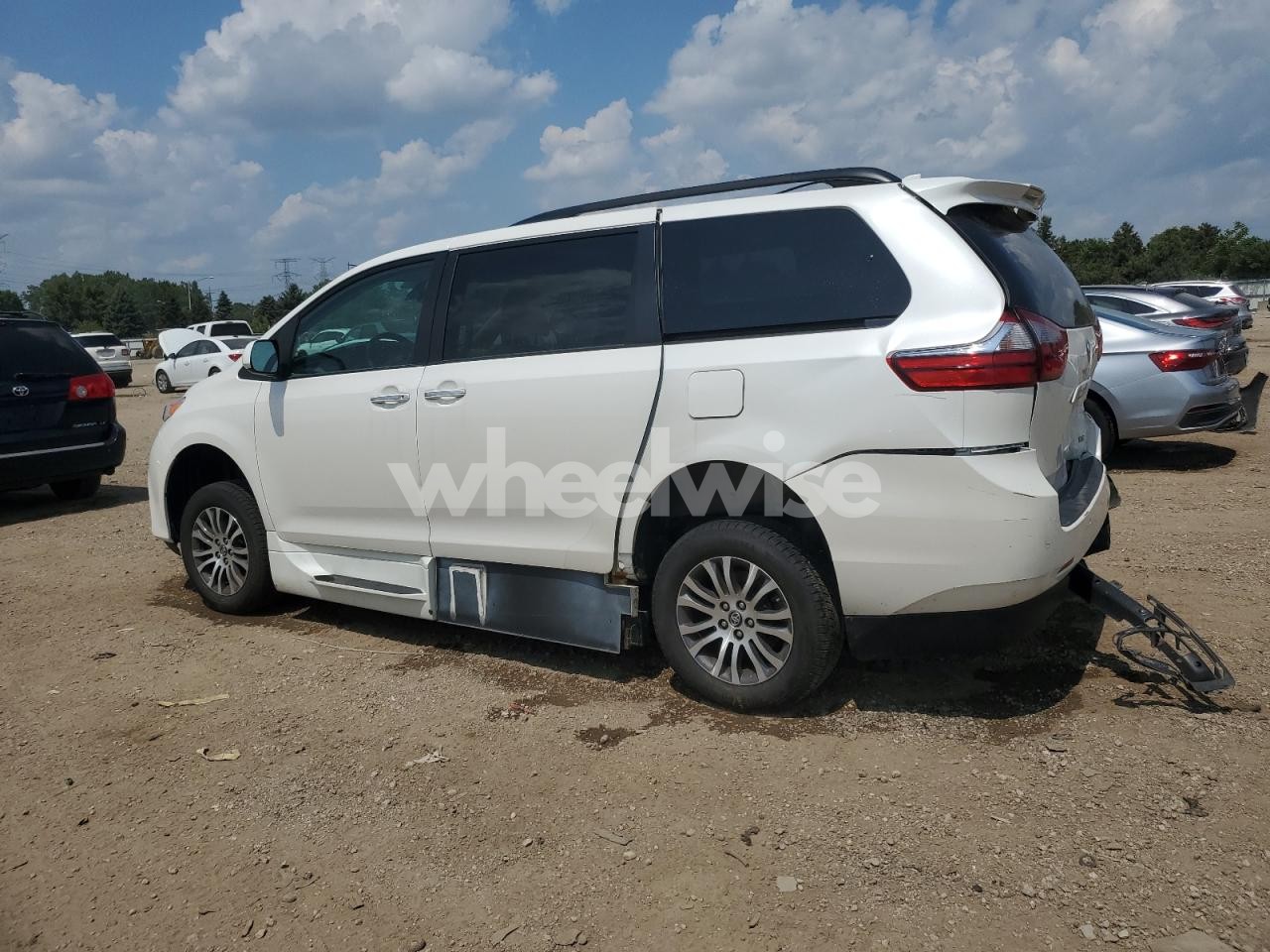 Photo 2 of 2020 TOYOTA SIENNA XLE (VIN 5TDYZ3DC4LS036693)
