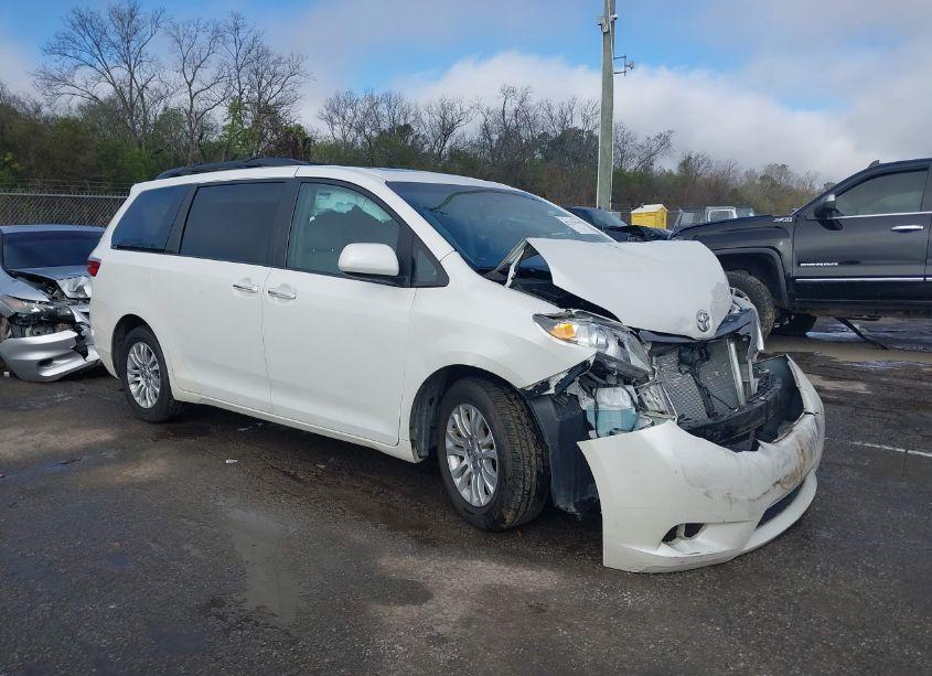 2017 Toyota Sienna XLE 8 PASSENGER (VIN 5TDYZ3DC5HS783453) main photo