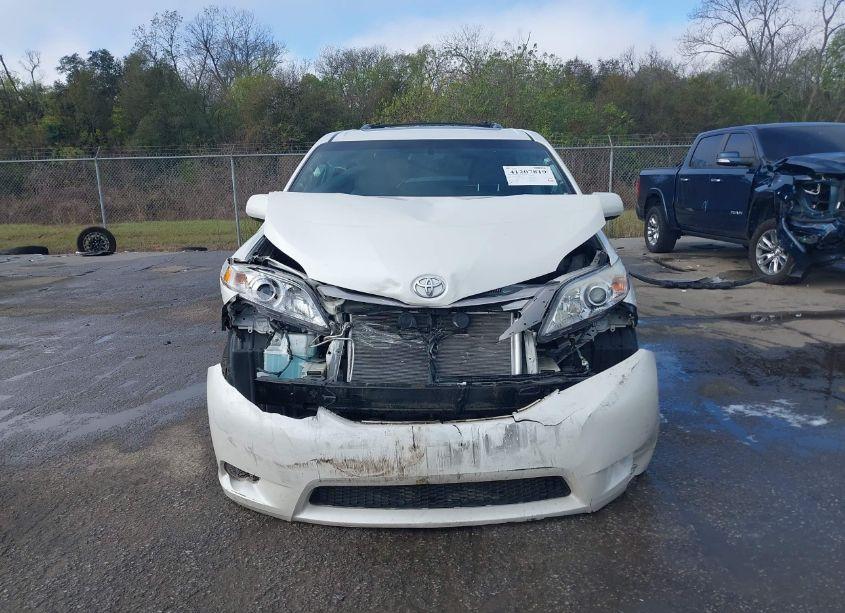Photo 12 of 2017 Toyota Sienna XLE 8 PASSENGER (VIN 5TDYZ3DC5HS783453)
