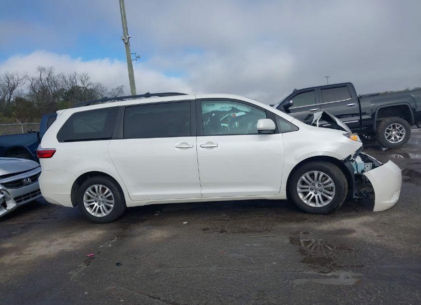 Photo 13 of 2017 Toyota Sienna XLE 8 PASSENGER (VIN 5TDYZ3DC5HS783453)