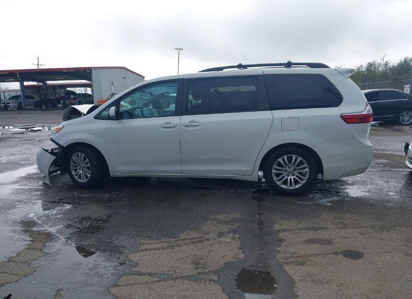 Photo 14 of 2017 Toyota Sienna XLE 8 PASSENGER (VIN 5TDYZ3DC5HS783453)