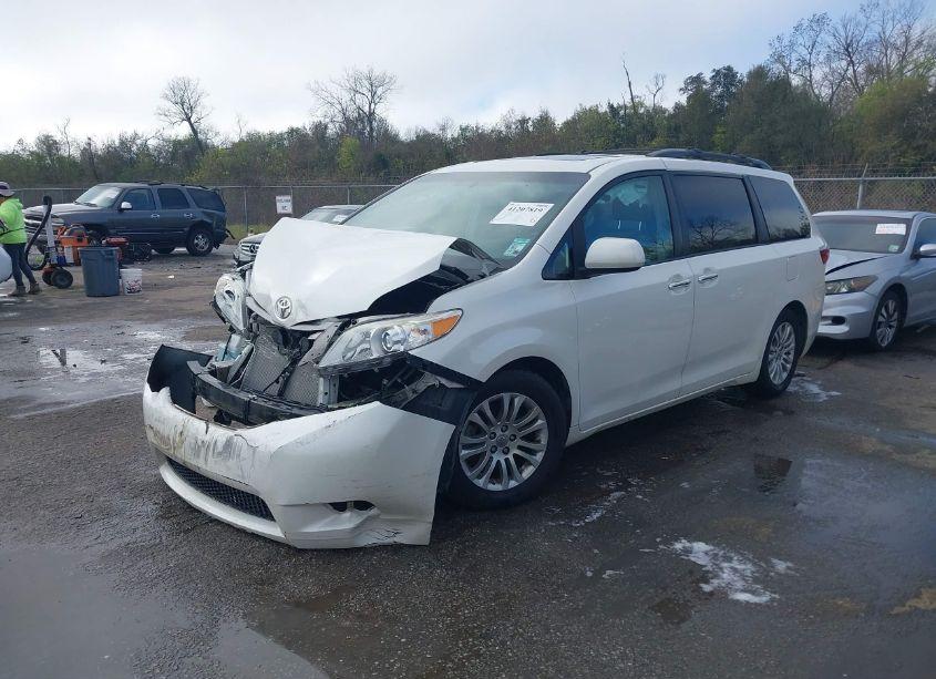 Photo 2 of 2017 Toyota Sienna XLE 8 PASSENGER (VIN 5TDYZ3DC5HS783453)