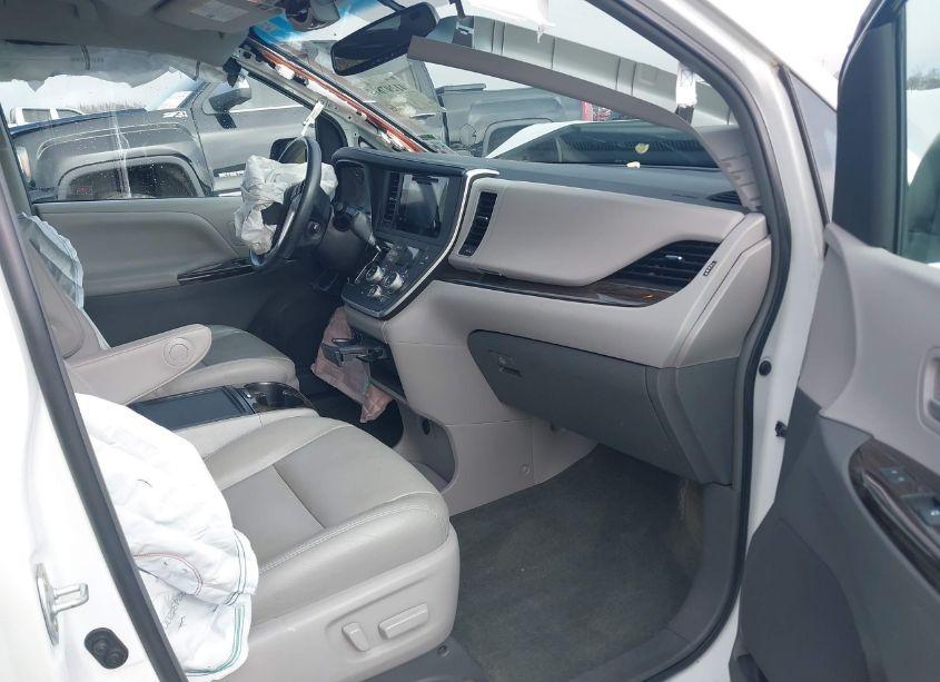 Photo 5 of 2017 Toyota Sienna XLE 8 PASSENGER (VIN 5TDYZ3DC5HS783453)