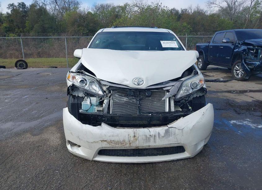 Photo 6 of 2017 Toyota Sienna XLE 8 PASSENGER (VIN 5TDYZ3DC5HS783453)