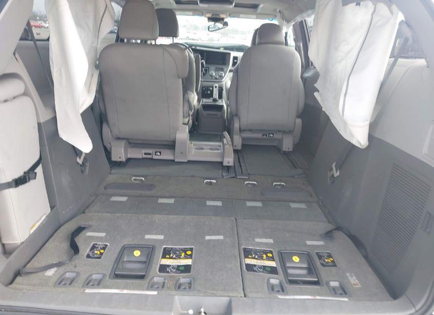Photo 8 of 2017 Toyota Sienna XLE 8 PASSENGER (VIN 5TDYZ3DC5HS783453)