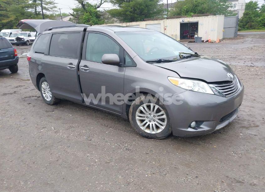 2017 Toyota Sienna XLE 8 PASSENGER (VIN 5TDYZ3DC5HS817875) main photo