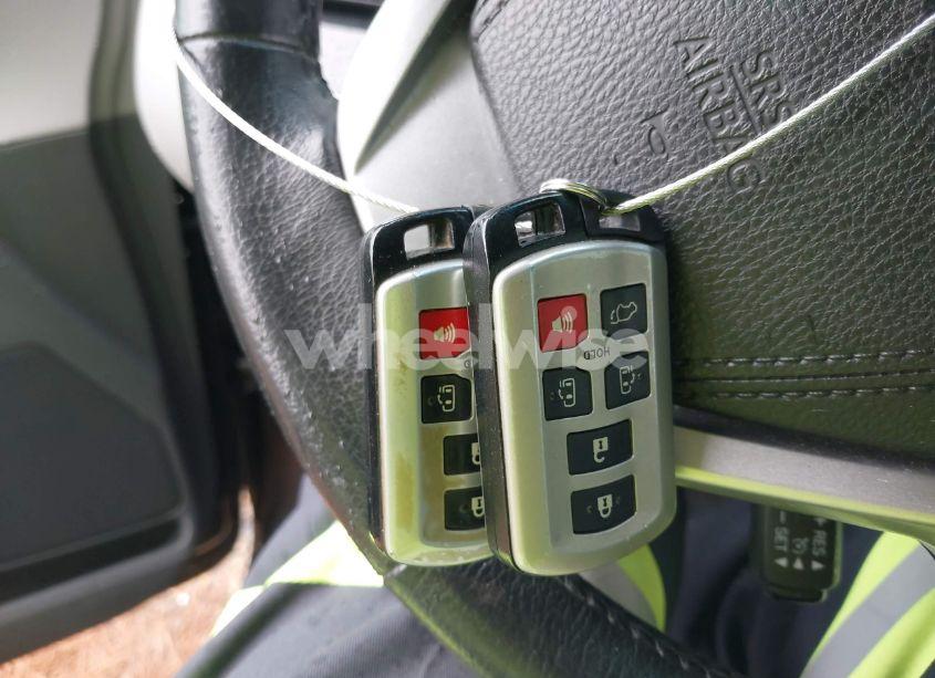 Photo 11 of 2017 Toyota Sienna XLE 8 PASSENGER (VIN 5TDYZ3DC5HS817875)