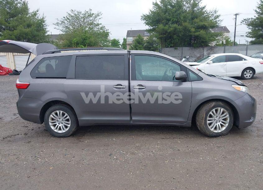 Photo 13 of 2017 Toyota Sienna XLE 8 PASSENGER (VIN 5TDYZ3DC5HS817875)