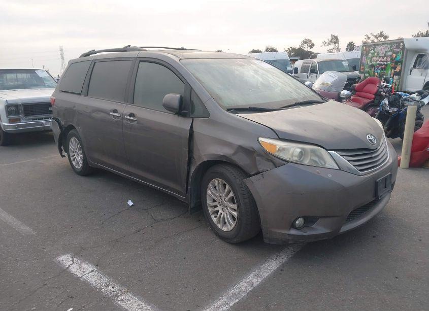 2017 Toyota Sienna XLE 8 PASSENGER (VIN 5TDYZ3DC5HS865344) main photo