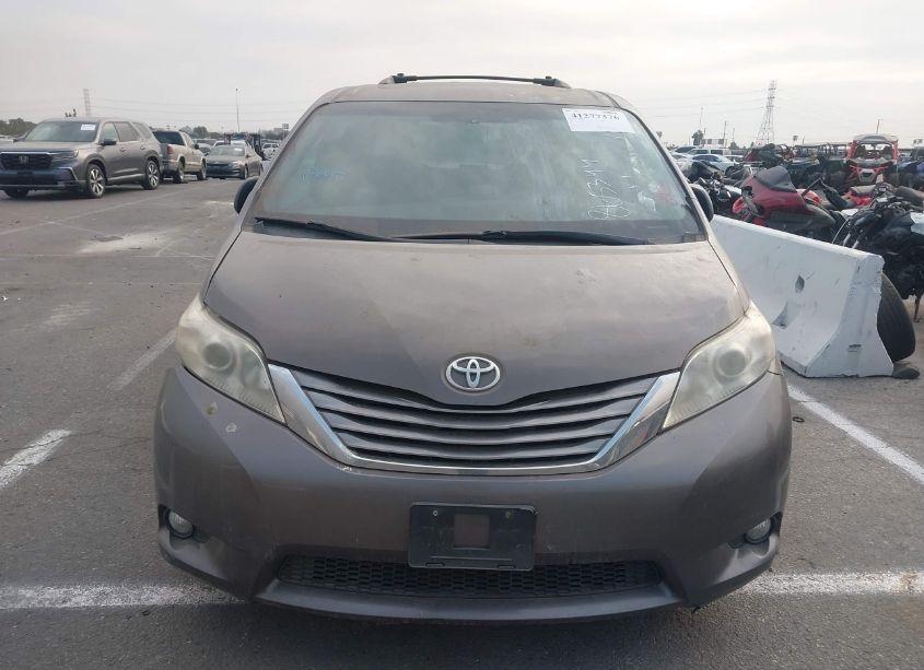Photo 12 of 2017 Toyota Sienna XLE 8 PASSENGER (VIN 5TDYZ3DC5HS865344)