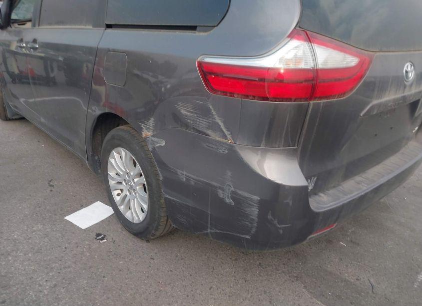 Photo 17 of 2017 Toyota Sienna XLE 8 PASSENGER (VIN 5TDYZ3DC5HS865344)