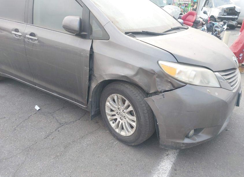 Photo 18 of 2017 Toyota Sienna XLE 8 PASSENGER (VIN 5TDYZ3DC5HS865344)