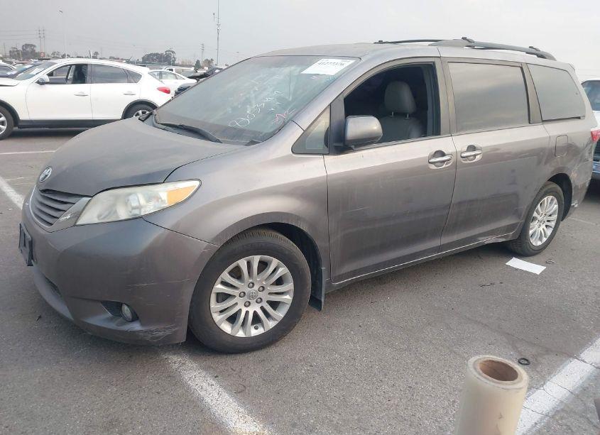 Photo 2 of 2017 Toyota Sienna XLE 8 PASSENGER (VIN 5TDYZ3DC5HS865344)