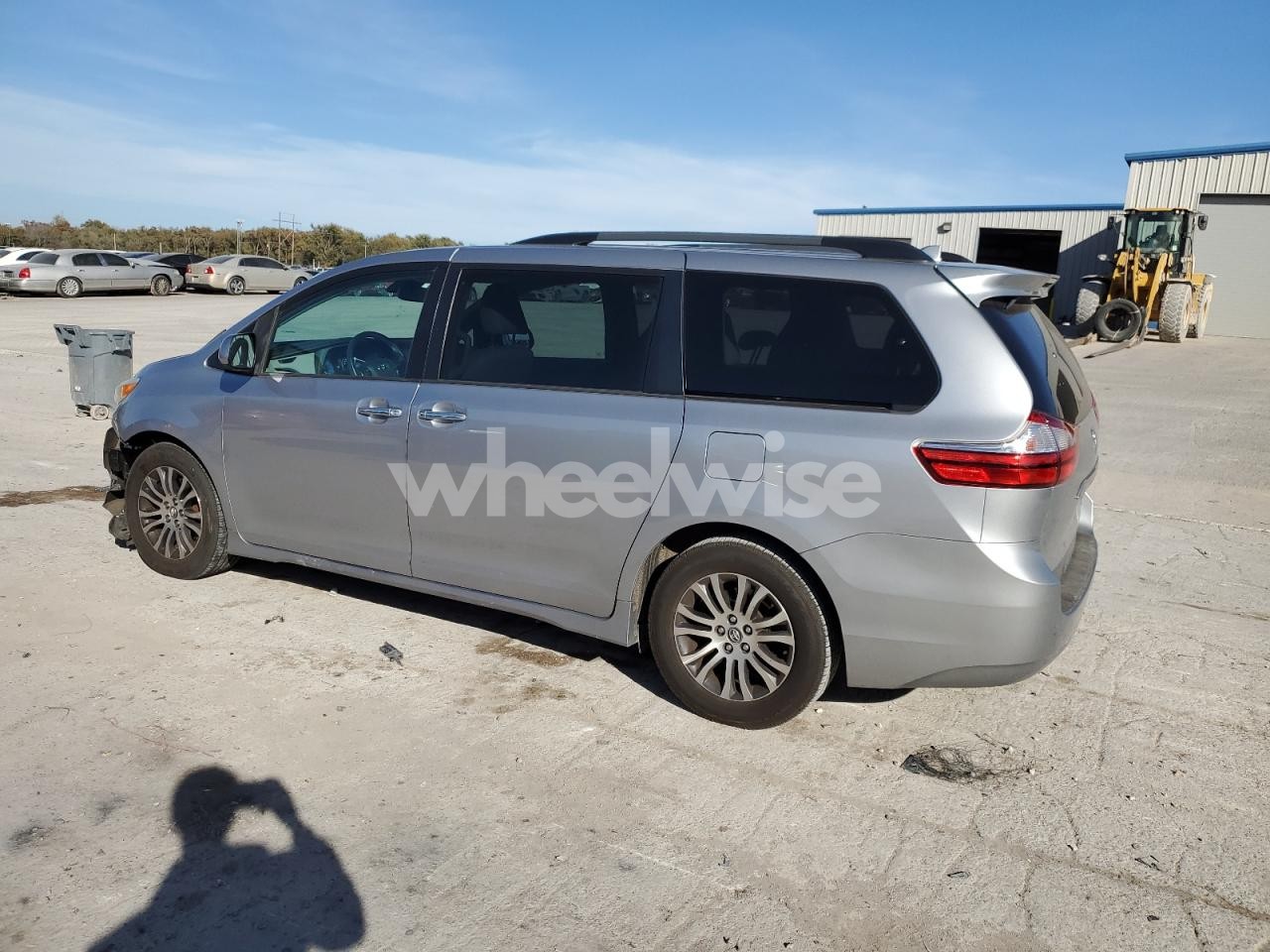 Photo 2 of 2018 TOYOTA SIENNA XLE (VIN 5TDYZ3DC5JS947984)
