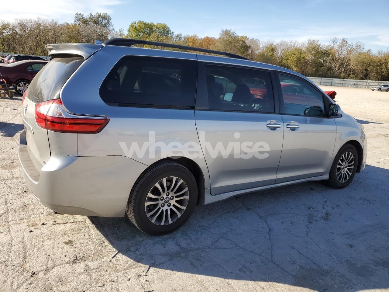 Photo 3 of 2018 TOYOTA SIENNA XLE (VIN 5TDYZ3DC5JS947984)