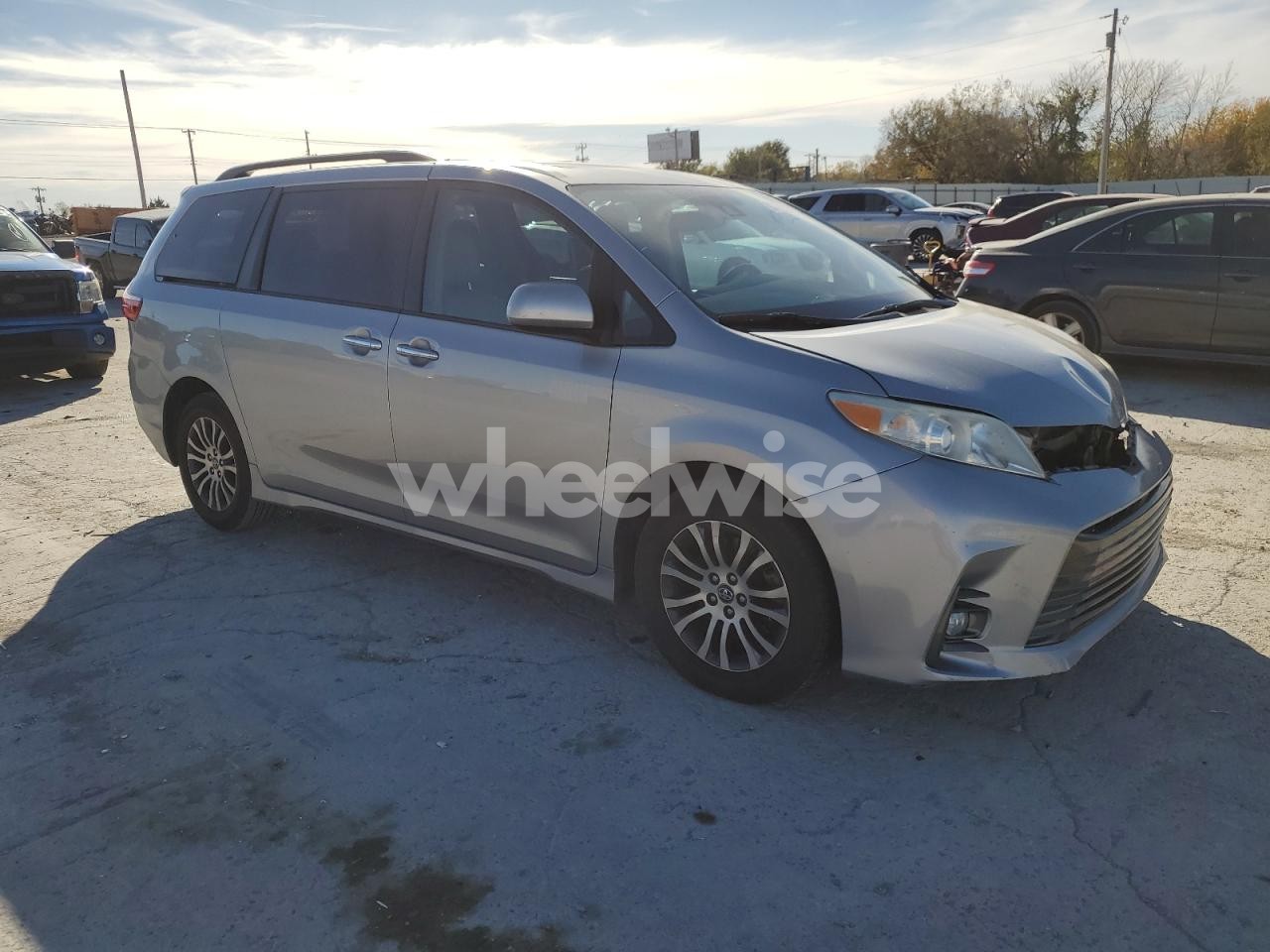 Photo 4 of 2018 TOYOTA SIENNA XLE (VIN 5TDYZ3DC5JS947984)