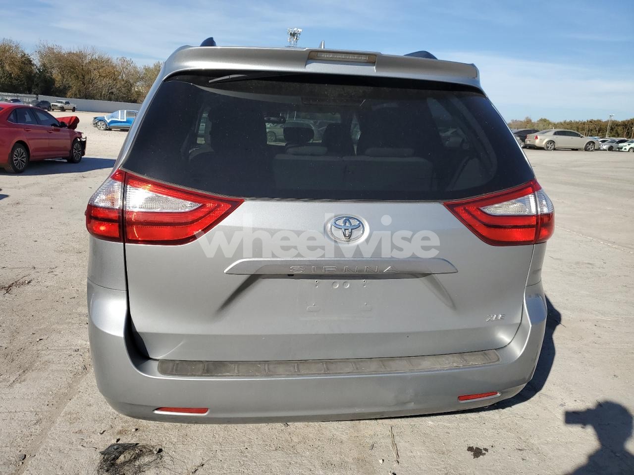 Photo 6 of 2018 TOYOTA SIENNA XLE (VIN 5TDYZ3DC5JS947984)