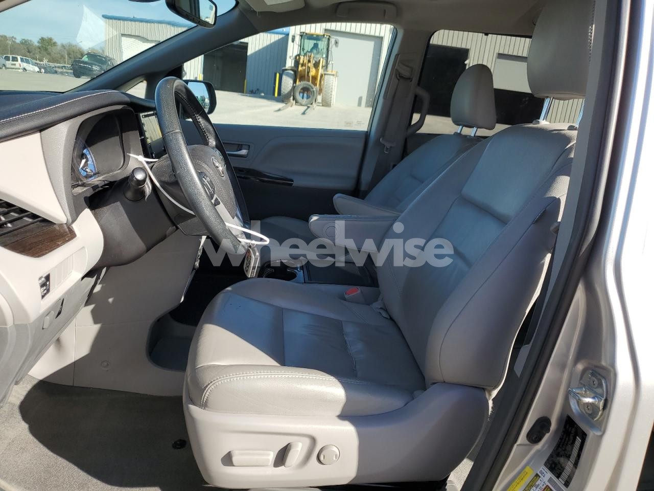 Photo 7 of 2018 TOYOTA SIENNA XLE (VIN 5TDYZ3DC5JS947984)