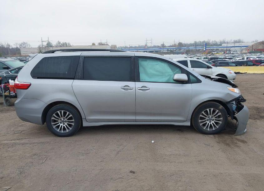 Photo 13 of 2018 Toyota Sienna XLE 8 PASSENGER (VIN 5TDYZ3DC5JS952571)