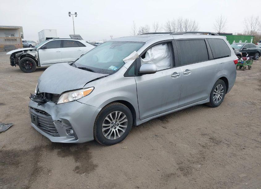 Photo 2 of 2018 Toyota Sienna XLE 8 PASSENGER (VIN 5TDYZ3DC5JS952571)