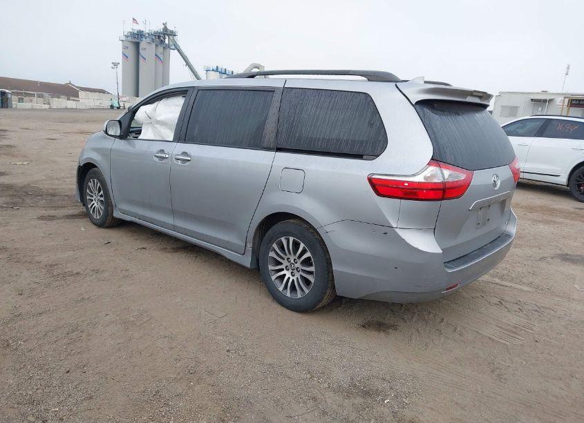 Photo 3 of 2018 Toyota Sienna XLE 8 PASSENGER (VIN 5TDYZ3DC5JS952571)