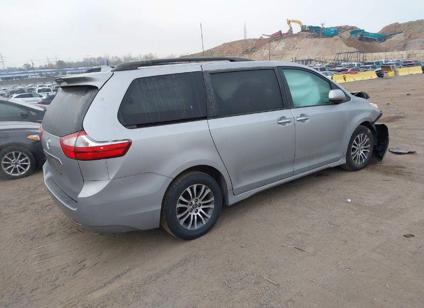 Photo 4 of 2018 Toyota Sienna XLE 8 PASSENGER (VIN 5TDYZ3DC5JS952571)