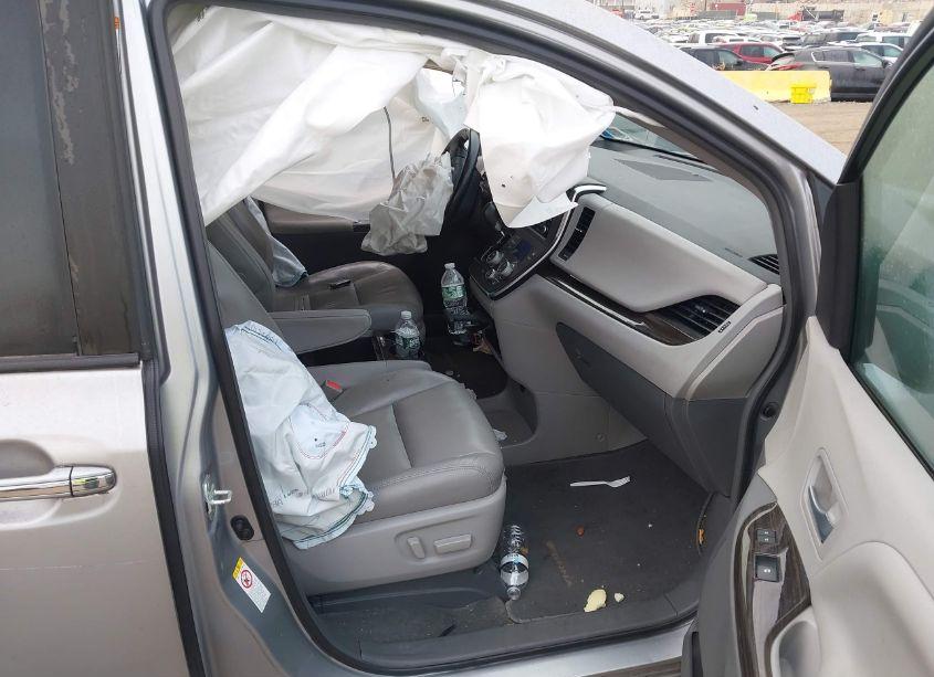 Photo 5 of 2018 Toyota Sienna XLE 8 PASSENGER (VIN 5TDYZ3DC5JS952571)