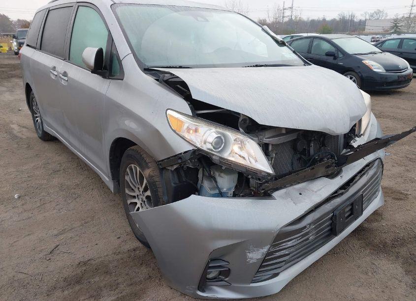Photo 6 of 2018 Toyota Sienna XLE 8 PASSENGER (VIN 5TDYZ3DC5JS952571)